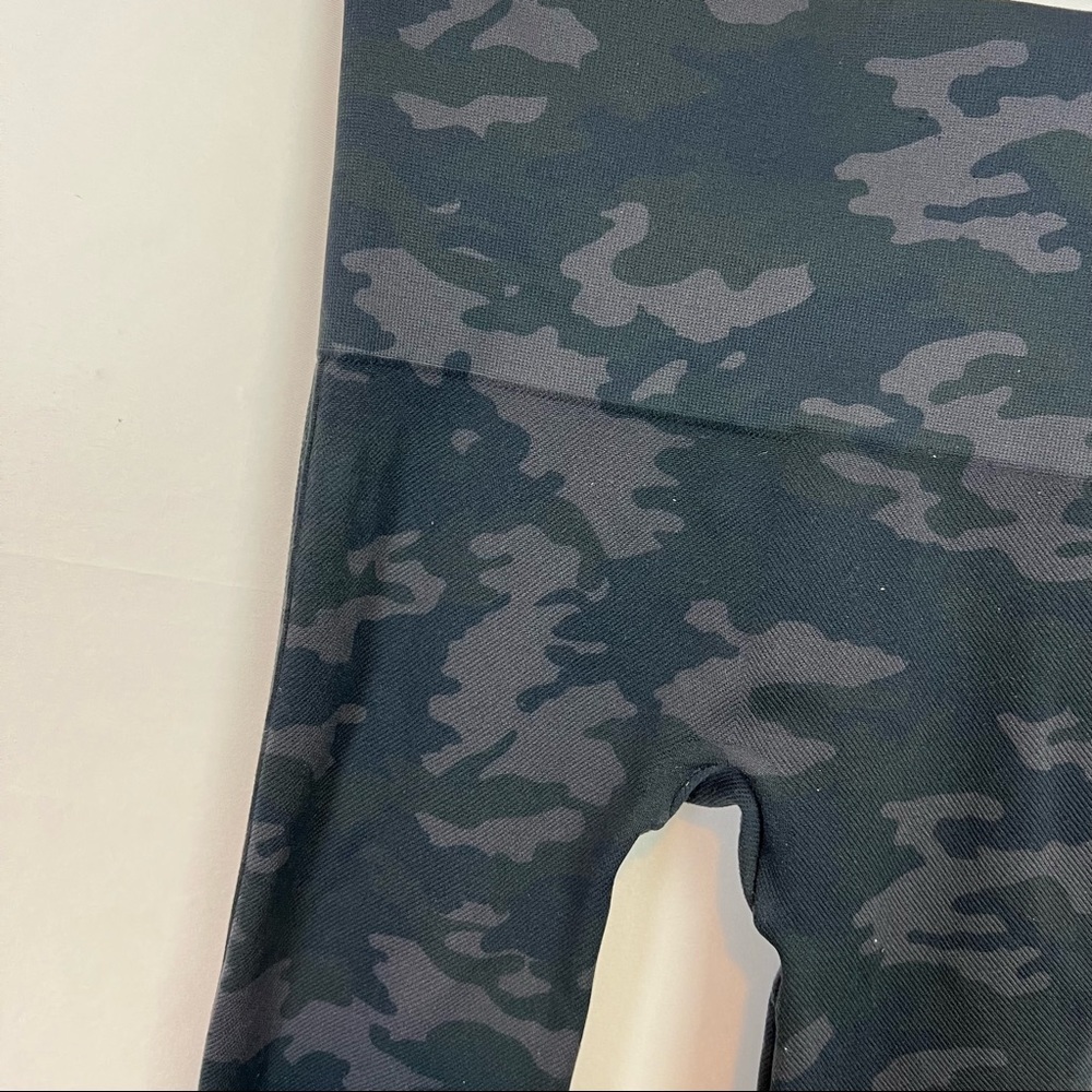 SPANX Look At Me Now Camo Seamless Leggings S - Picture 7 of 8